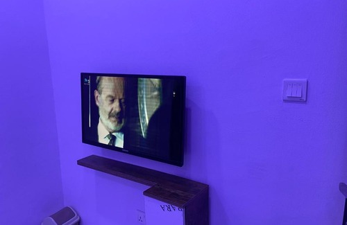Surulere Hotel | Cozy Eleven11: Pet-Friendly Stay with Breakfast & Hot Tub