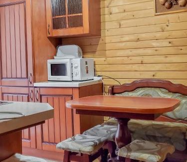 Turya Paseka Bed & Breakfast | Enchanting Elf-Cottage: Pet-Friendly Retreat with Pool