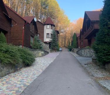 Turya Paseka Bed & Breakfast | Enchanting Elf-Cottage: Pet-Friendly Retreat with Pool