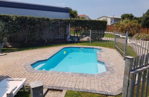 Myoli Beach House | Relax at Elfransa Beach Cottage with Oceanfront Amenities