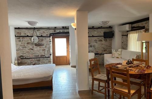 Kallirakhi House | Discover Elia & Meli Studio: Pet-Friendly Retreat with High Ratings