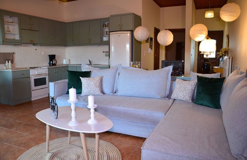 Vamos Apartment | Discover Elianthos Villas with Pool and Pet-Friendly Stay