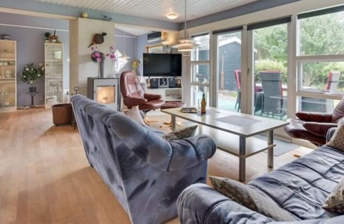 Arø House | Beachside Retreat: "Elice" with Oceanfront Views & Spa