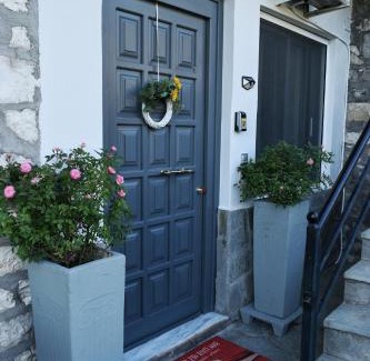 Konitsa Apartment | Pet-Friendly Elichrysos GuestHouse Konitsa with Hot Tub