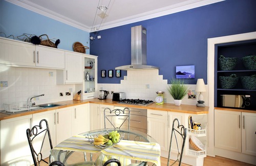 Pittenweem Apartment | Beachfront Elie Getaway: Pet Friendly with Ocean Views