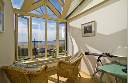 Pittenweem Apartment | Beachfront Elie Getaway: Pet Friendly with Ocean Views