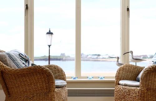 Pittenweem Apartment | Beachfront Elie Getaway: Pet Friendly with Ocean Views