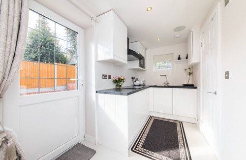 Little Holland House | Elimonn Bloom: Family-Friendly Stay with Breakfast Included