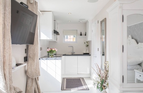 Little Holland House | Elimonn Bloom: Family-Friendly Stay with Breakfast Included