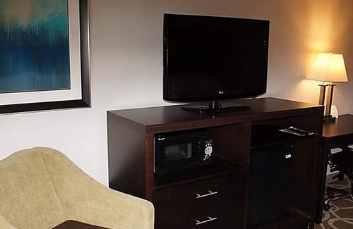 Maryland Heights Hotel | Comfortable Stay at Elimwood Hotel with Pool and Spa