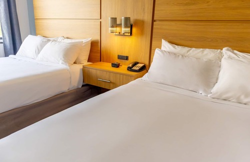 Maryland Heights Hotel | Comfortable Stay at Elimwood Hotel with Pool and Spa