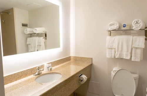 Maryland Heights Hotel | Comfortable Stay at Elimwood Hotel with Pool and Spa