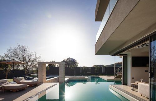 Georgioupolis Villa | Elegant Elinor Villa: Oceanfront Bliss with Pool & Pets