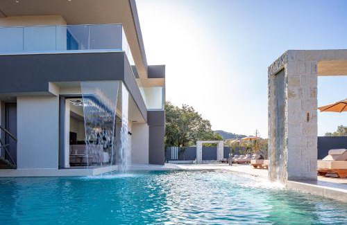 Georgioupolis Villa | Elegant Elinor Villa: Oceanfront Bliss with Pool & Pets