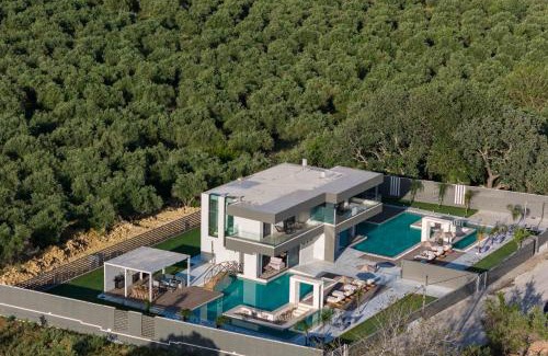 Georgioupolis Villa | Elegant Elinor Villa: Oceanfront Bliss with Pool & Pets