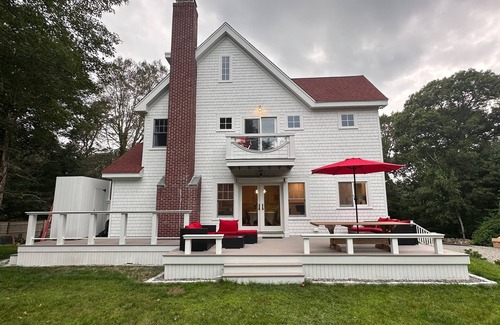 Falmouth House | Elisa's Cottage: Family-Friendly Getaway with Ocean View