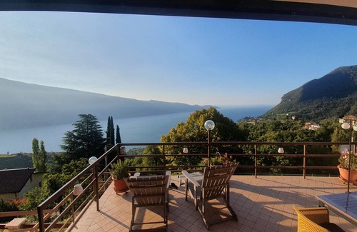 Gardola Apartment | Elisa Rebomaholidays: Pet-Friendly Retreat with Lake Views