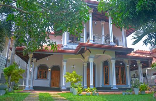Dalupotha Villa | Elisach Serenity House: Family-Friendly Villa Near Airport