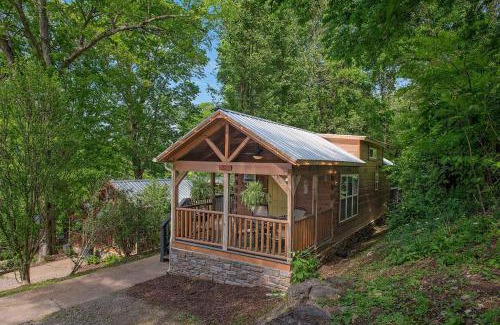 Lookout Valley Neighborhood Association House | Elise Cabin Forest Retreat: Pet-Friendly Getaway Near Downtown