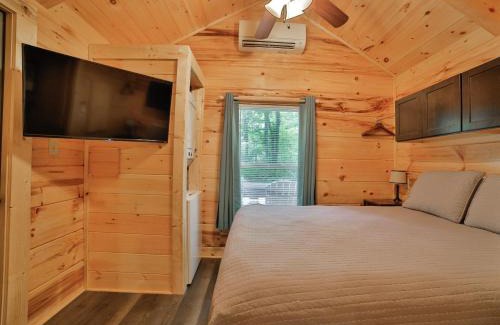 Lookout Valley Neighborhood Association House | Elise Cabin Forest Retreat: Pet-Friendly Getaway Near Downtown