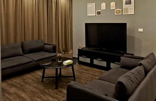 Al Jubeiha Apartment | Guest Rated Elite Corner Apartment - Family-Friendly Stay