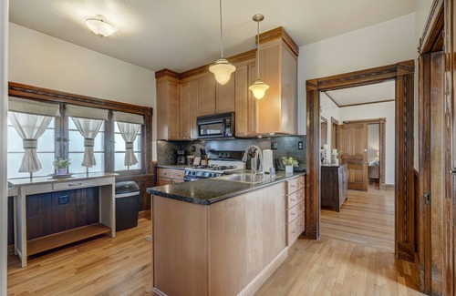 Central Colorado Springs House | Elite Embassy: Family-Friendly Stay with Breakfast & Pets