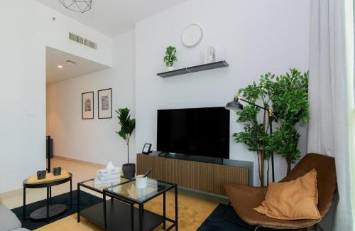 Bur Dubai Apartment | Elite Escape Holiday Home: 4-Star Getaway Near Dubai Mall