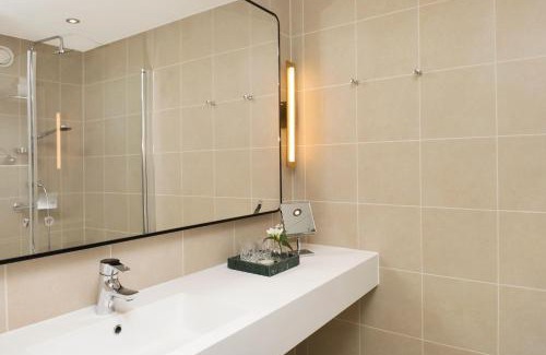 Solna Hotel | Elite Hotel Carolina Tower: 4-Star Stay with Hot Tub & Pets