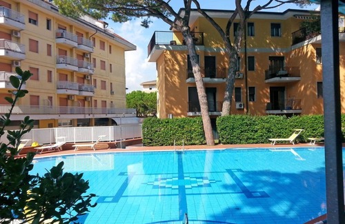Eraclea Mare House | Elegant Three-Room Apartment with Pool and Ocean Views