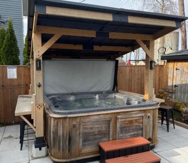 Hamilton House | Exclusive Upper Deck Suites with Lake View & Hot Tub