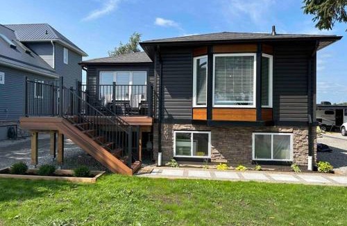 Hamilton House | Exclusive Upper Deck Suites with Lake View & Hot Tub