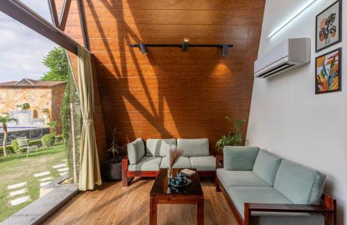 Sanganer Villa | ELIVAAS 4 BHK Pvt Pool & Party Hall - Oakwood Cottages