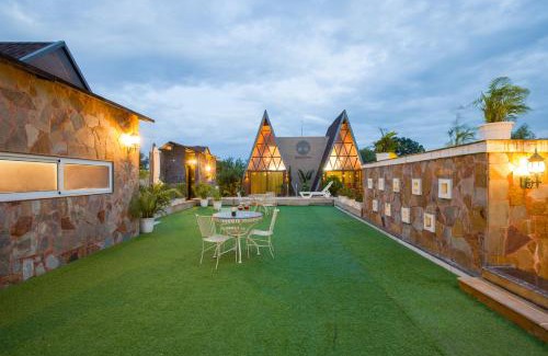 Sanganer Villa | ELIVAAS 4 BHK Pvt Pool & Party Hall - Oakwood Cottages