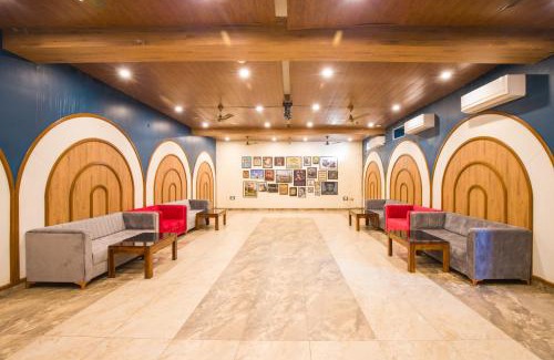 Sanganer Villa | ELIVAAS 7BHK Oakwood Manor with Pools & Lush Garden