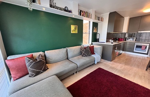 Elizabeth Bay Apartment | Romantic Escape in Elizabeth Bay with Convenient Parking