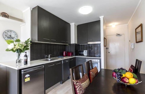Elizabeth Bay Apartment | Romantic Escape in Elizabeth Bay with Convenient Parking