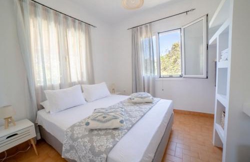 Chalikounas House | Cozy ELIZABETH by Antigone: Oceanfront and Family Friendly