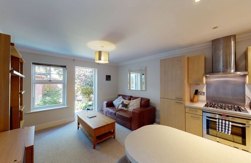 Summertown Apartment | Delightful Elizabeth Jennings Way Holiday Let for Couples