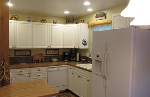 Enumclaw House | Experience Elk Crossing Cozy Cabin with Hot Tub & Spa
