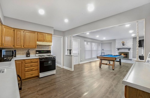 Elk Grove Village House | Welcoming Elk Grove Village FHS Rental with Pool & Breakfast