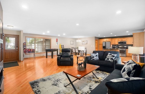 Elk Grove Village House | Comfortable Stay at Kingsbridge Rd, Elk Grove Village