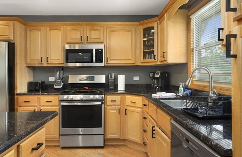 Elk Grove Village House | Comfortable Stay at Kingsbridge Rd, Elk Grove Village