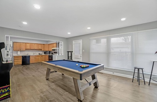 Elk Grove Village House | Pet-Friendly Elk Grove Village Retreat with Pool & Breakfast