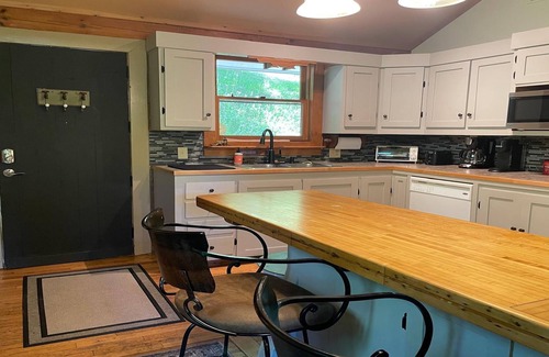 Maggie Valley Cabin | Relax in Nature: Hot Tub & Scenic Porch Retreat