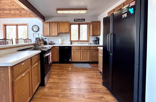 Bergland House | Escape to Elk House Hideaway: Hot Tub & Lake View Retreat