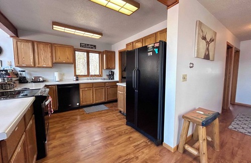 Bergland House | Escape to Elk House Hideaway: Hot Tub & Lake View Retreat