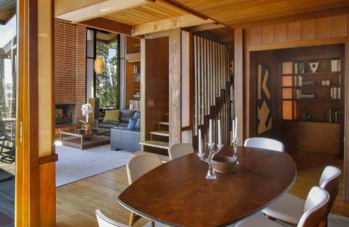 Elk House | Elegant Elk Mid-Century Hotel Experience Awaits You