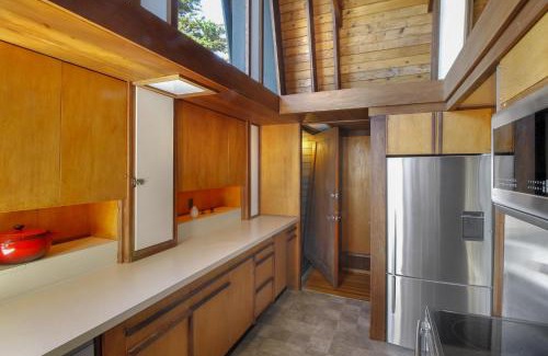 Elk House | Elegant Elk Mid-Century Hotel Experience Awaits You