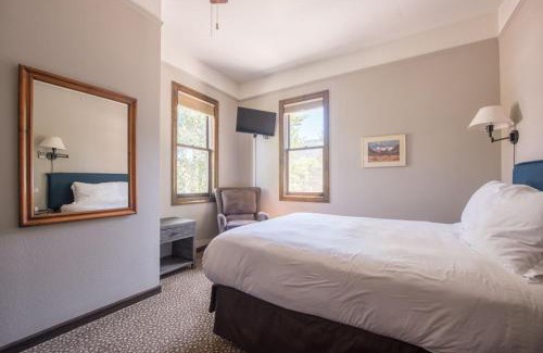 Crested Butte Cabin | Comforting Elk Mountain Lodge with Hot Tub & Breakfast