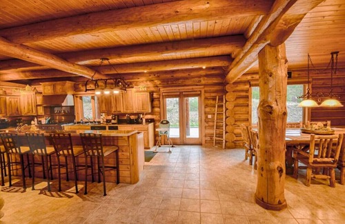 Tamarack Apartment | Cozy Log Cabin by Cascade Lake with Spa and Hot Tub